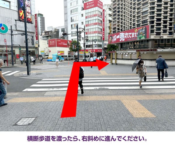 横断歩道を渡ったら、右斜めに進んでください。